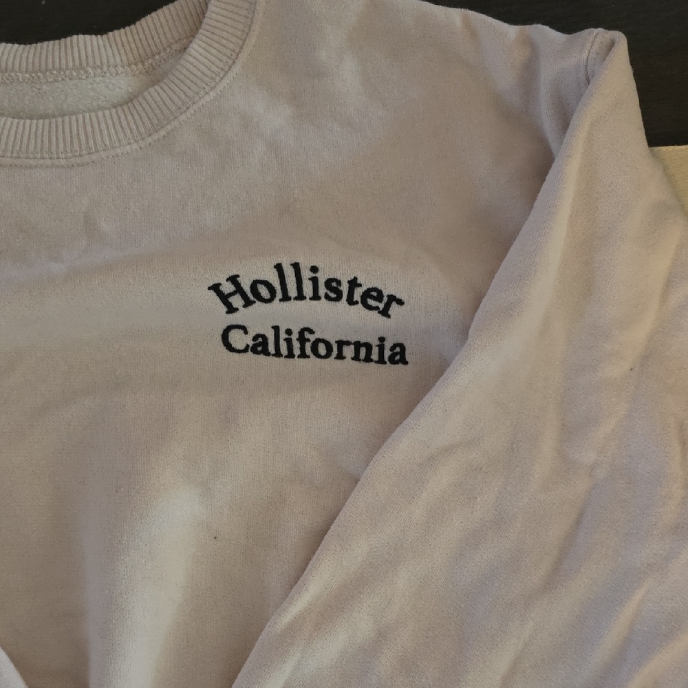Hollister Cream Crewneck Sweatshirt